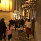 Per raggiungere Santa Maria del Monte Carmelo costeggiamo a sinistra la Cattedrale per poi imboccare la stretta ma frequentatissima strada del Carmine che, percorsa per circa centro metri, ci conduce davanti alla nostra meta